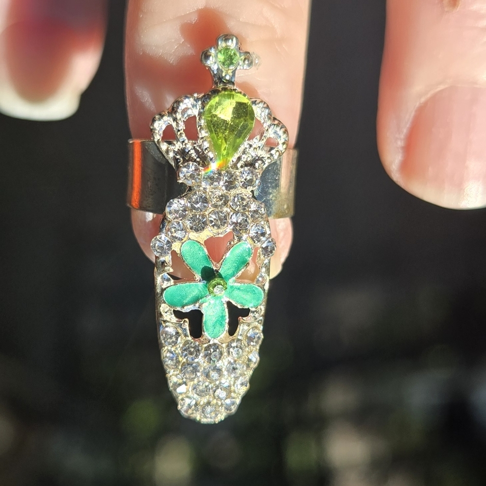 Elegant Green & Silver Floral Crown Crystal Nail Ring - Picture 4 of 8